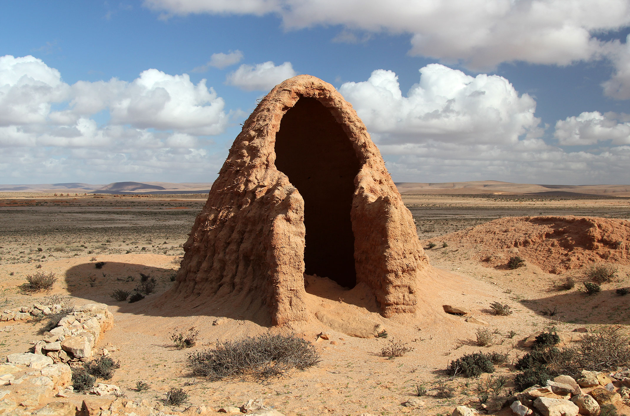 Maroko.Małe budyneczki z gliny z kopułkami tworzą wioskę