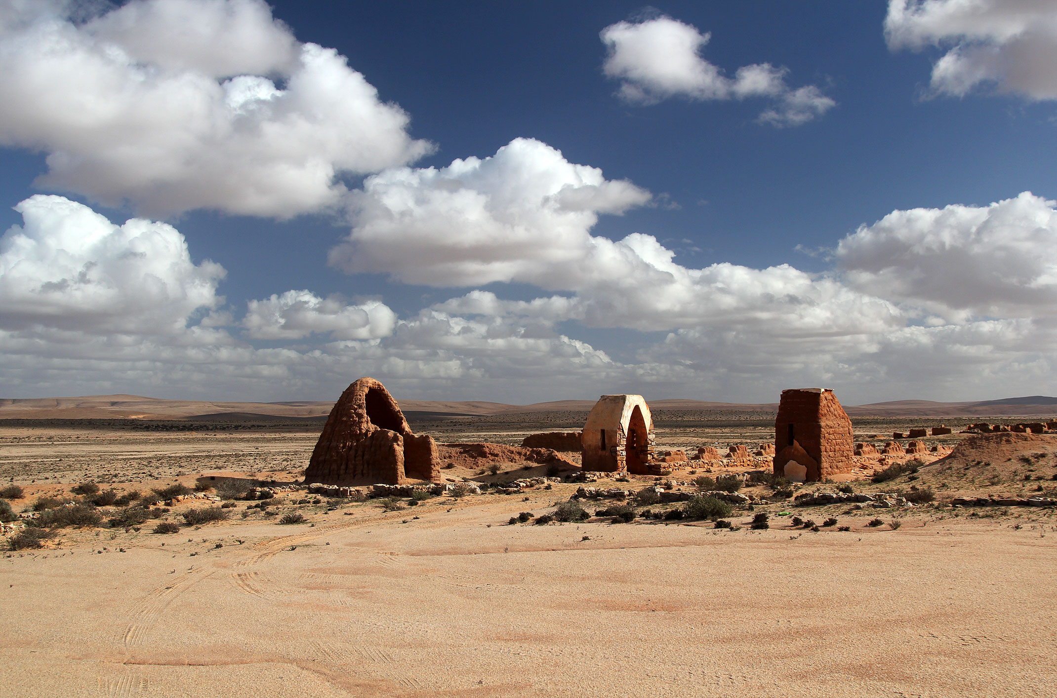 Maroko.Province de Tan-Tan, Guelmim-Es Semara.Abteh.Wjazd do wioski przypominającej scenerię do filmu Star Wars.