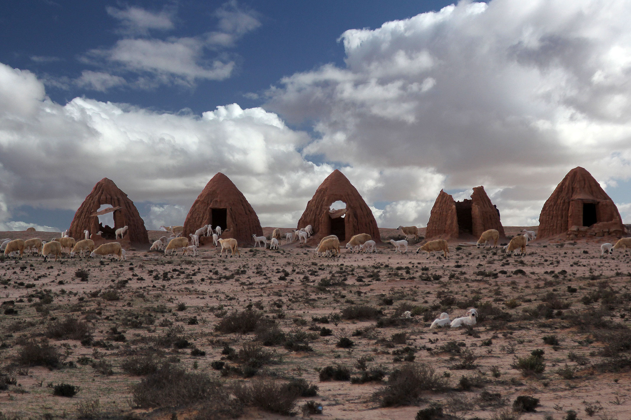 Maroko.Abteh.Osada zlożona z małych glinianych domków,wyglądająca jak sceneria do Gwiezdnych Wojen.