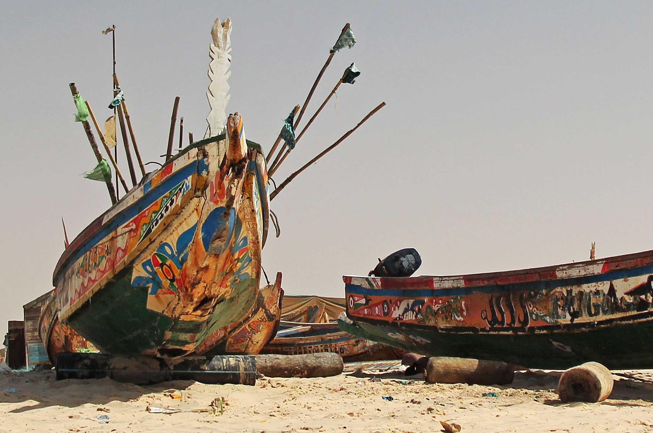 Mauretania.Kolorowa łódź nad Oceanem Atlantyckim