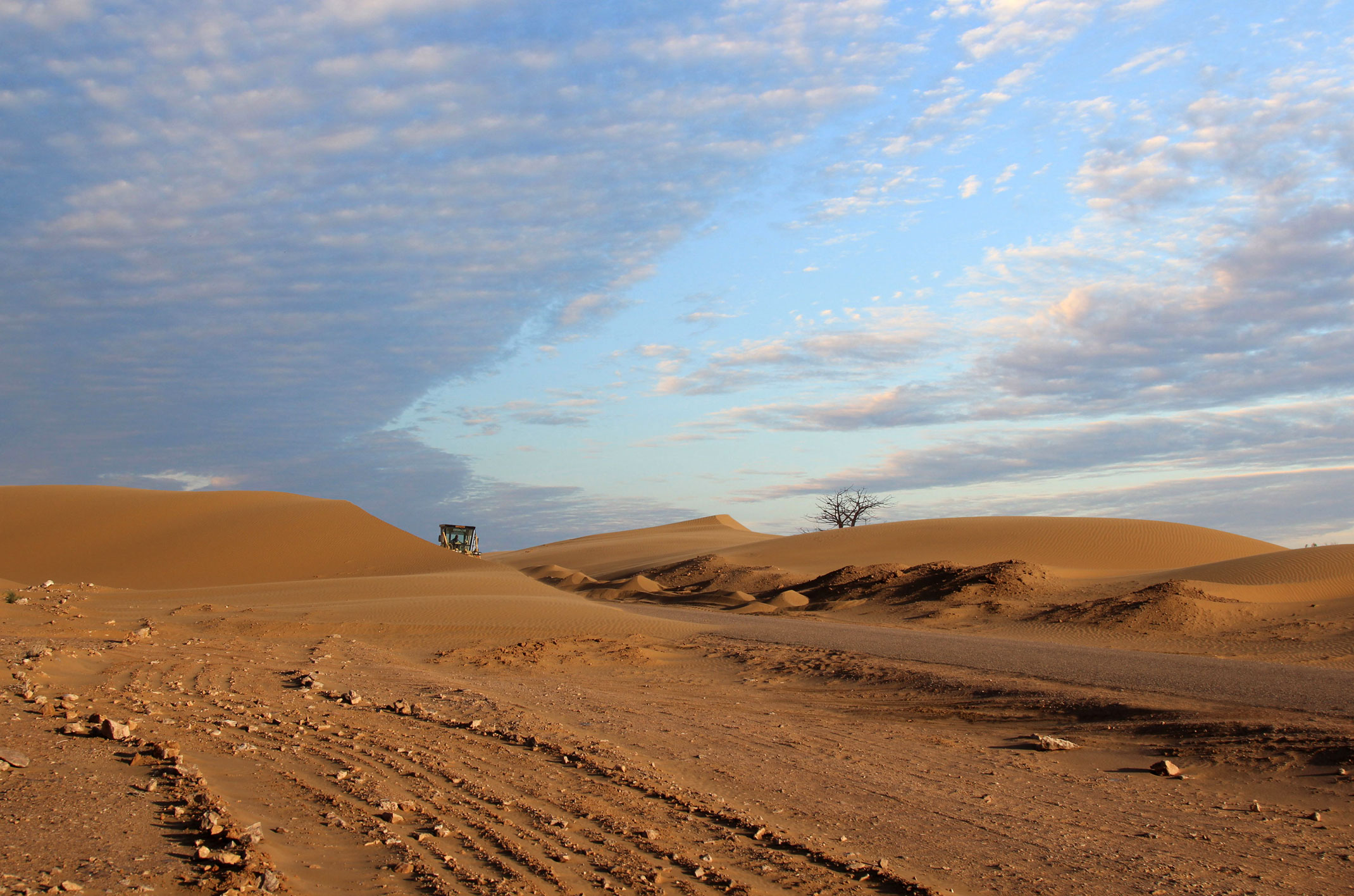Maroko.Sahara Zachodnia.Asfaltowa droga do El Hagounia