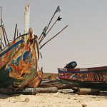 Mauretania.Kolorowa łódź nad Oceanem Atlantyckim