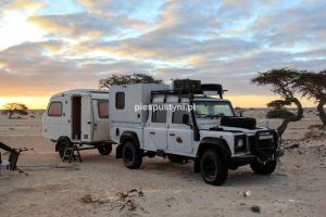 Land Rover Defender 130  na pustyni - Blog podróżniczy - PIES PUSTYNI