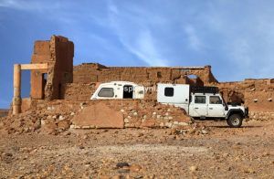 Land Rover Defender 130 w ruinach fortu - Blog podróżniczy - PIES PUSTYNI
