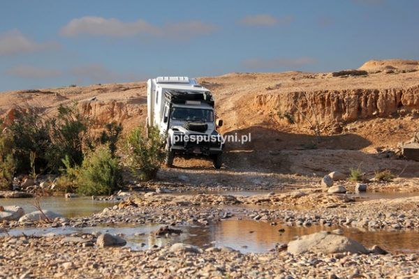 Land Rover Defender 130 w drodze do fortu - Blog podróżniczy - PIES PUSTYNI