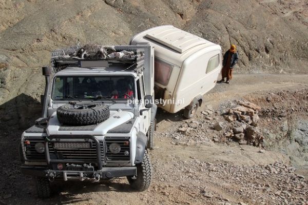 Land Rover Defender 130 – omijając wykroty - Blog podróżniczy - PIES PUSTYNI