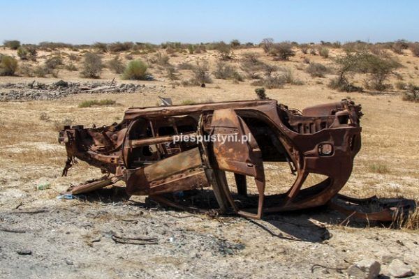 Wrak samochodu w Mauretanii - Blog podróżniczy - PIES PUSTYNI
