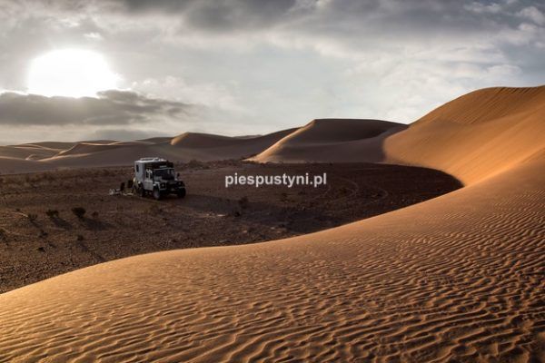 Land Rover Defender 130 – pustynna miejscówka - Blog podróżniczy - PIES PUSTYNI