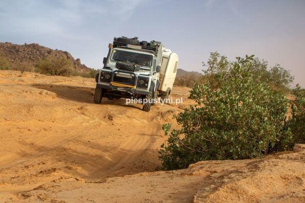 Land Rover Defender 130 – Piaszczystym szlakiem do Ksar el Barka - Blog podróżniczy - PIES PUSTYNI