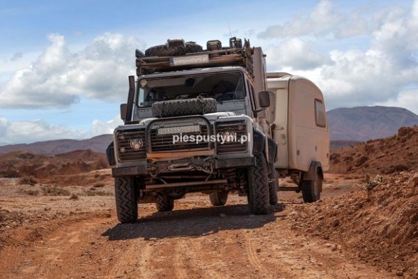 Land Rover Defender 130  nad ouedem Azinous 1 - Blog podróżniczy - PIES PUSTYNI