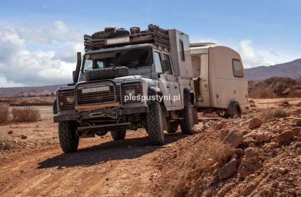 Land Rover Defender 130  nad ouedem Azinous 2 - Blog podróżniczy - PIES PUSTYNI