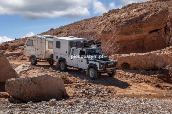 Land Rover Defender 130 nad ouedem Azinous 3 - Blog podróżniczy - PIES PUSTYNI