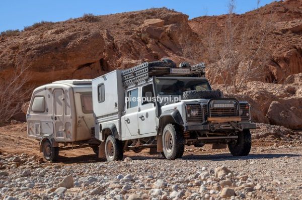 Land Rover Defender 130  nad ouedem Azinous 5 - Blog podróżniczy - PIES PUSTYNI