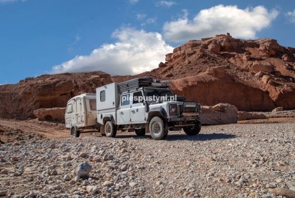 Land Rover Defender 130  nad ouedem Azinous 6 - Blog podróżniczy - PIES PUSTYNI