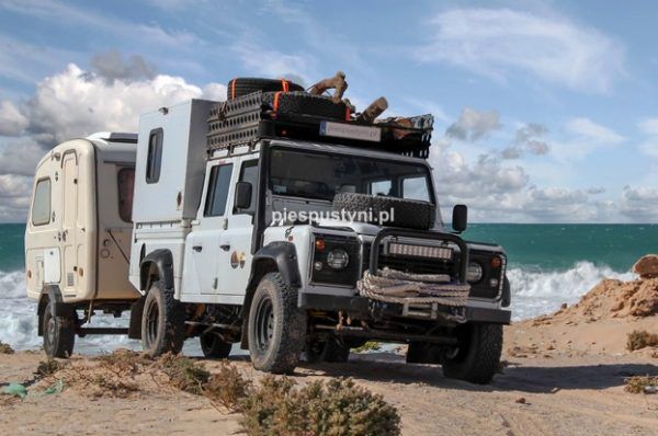 Land Rover Defender 130  na plaży - Blog podróżniczy - PIES PUSTYNI